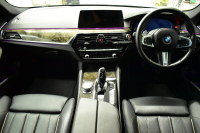 BMW 5シリーズ 523iﾂｰﾘﾝｸﾞ Mｽﾎﾟｰﾂ ｲﾉﾍﾞｰｼｮﾝ&ﾊｲﾗｲﾝP 全席ﾋｰﾀｰ付黒革 追従ACC HUD LCW ｱﾀﾞﾌﾟﾃｨﾌﾞLEDﾍｯﾄﾞﾗｲﾄ ﾜｲﾔﾚｽ充電ﾄﾚｲ ｼﾞｪｽﾁｬｰC付ﾀｯﾁﾊﾟﾈﾙHDDﾅﾋﾞ 全周囲ｶﾒﾗ3Dﾋﾞｭｰ Pｱｼｽﾄ 液晶ﾒｰﾀｰ  19AW ﾃﾞｨｽﾌﾟﾚｲｷｰ 1ｵｰﾅｰ 2年保証