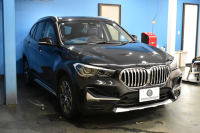 BMW X1 Xdrive18d Xﾗｲﾝ LCI後期 ﾌｪｲｽﾘﾌﾄ後ﾓﾃﾞﾙ 4WD ﾊｲﾗｲﾝ&ｺﾝﾌｫｰﾄP 追従ACC ﾋｰﾀｰ付電動ﾓｶﾚｻﾞｰ LEDﾍｯﾄﾞﾗｲﾄ 車線逸脱&歩行者警告 衝突軽減ﾌﾞﾚｰｷ ﾀｯﾁﾊﾟﾈﾙﾅﾋﾞBｶﾒﾗ 電動Rｹﾞｰﾄ 18AW 2年保証
