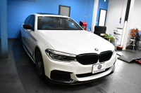 BMW 5シリーズ 530i Mｽﾎﾟｰﾂ 型式変更後モデル「JR20」ｾﾚｸﾄ&ﾊｲﾗｲﾝP ｻﾝﾙｰﾌ  全席ﾋｰﾀｰ付黒革 追従ACC HUD ﾊｰﾏﾝｶｰﾄﾞﾝ 4ｿﾞｰﾝAC 全面液晶ﾒｰﾀｰ LEDﾍｯﾄﾞﾗｲﾄ ﾀｯﾁﾊﾟﾈﾙHDDﾅﾋﾞ 全周囲ｶﾒﾗ3Dﾋﾞｭｰ Pｱｼｽﾄ 全面液晶ﾒｰﾀｰ 19AW Mﾊﾟﾌｫｰﾏﾝｽﾊﾟｰﾂ 電動ﾄﾗﾝｸ 2年保証