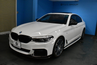 BMW 5シリーズ 530i Mｽﾎﾟｰﾂ 型式変更後モデル「JR20」ｾﾚｸﾄ&ﾊｲﾗｲﾝP ｻﾝﾙｰﾌ  全席ﾋｰﾀｰ付黒革 追従ACC HUD ﾊｰﾏﾝｶｰﾄﾞﾝ 4ｿﾞｰﾝAC 全面液晶ﾒｰﾀｰ LEDﾍｯﾄﾞﾗｲﾄ ﾀｯﾁﾊﾟﾈﾙHDDﾅﾋﾞ 全周囲ｶﾒﾗ3Dﾋﾞｭｰ Pｱｼｽﾄ 全面液晶ﾒｰﾀｰ 19AW Mﾊﾟﾌｫｰﾏﾝｽﾊﾟｰﾂ 電動ﾄﾗﾝｸ 2年保証