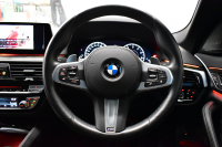 BMW 5シリーズ 530i Mｽﾎﾟｰﾂ 型式変更後モデル「JR20」ｾﾚｸﾄ&ﾊｲﾗｲﾝP ｻﾝﾙｰﾌ  全席ﾋｰﾀｰ付黒革 追従ACC HUD ﾊｰﾏﾝｶｰﾄﾞﾝ 4ｿﾞｰﾝAC 全面液晶ﾒｰﾀｰ LEDﾍｯﾄﾞﾗｲﾄ ﾀｯﾁﾊﾟﾈﾙHDDﾅﾋﾞ 全周囲ｶﾒﾗ3Dﾋﾞｭｰ Pｱｼｽﾄ 全面液晶ﾒｰﾀｰ 19AW Mﾊﾟﾌｫｰﾏﾝｽﾊﾟｰﾂ 電動ﾄﾗﾝｸ 2年保証