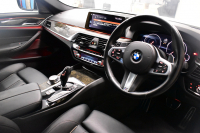 BMW 5シリーズ 530i Mｽﾎﾟｰﾂ 型式変更後モデル「JR20」ｾﾚｸﾄ&ﾊｲﾗｲﾝP ｻﾝﾙｰﾌ  全席ﾋｰﾀｰ付黒革 追従ACC HUD ﾊｰﾏﾝｶｰﾄﾞﾝ 4ｿﾞｰﾝAC 全面液晶ﾒｰﾀｰ LEDﾍｯﾄﾞﾗｲﾄ ﾀｯﾁﾊﾟﾈﾙHDDﾅﾋﾞ 全周囲ｶﾒﾗ3Dﾋﾞｭｰ Pｱｼｽﾄ 全面液晶ﾒｰﾀｰ 19AW Mﾊﾟﾌｫｰﾏﾝｽﾊﾟｰﾂ 電動ﾄﾗﾝｸ 2年保証