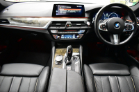 BMW 5シリーズ 530i Mｽﾎﾟｰﾂ 型式変更後モデル「JR20」ｾﾚｸﾄ&ﾊｲﾗｲﾝP ｻﾝﾙｰﾌ  全席ﾋｰﾀｰ付黒革 追従ACC HUD ﾊｰﾏﾝｶｰﾄﾞﾝ 4ｿﾞｰﾝAC 全面液晶ﾒｰﾀｰ LEDﾍｯﾄﾞﾗｲﾄ ﾀｯﾁﾊﾟﾈﾙHDDﾅﾋﾞ 全周囲ｶﾒﾗ3Dﾋﾞｭｰ Pｱｼｽﾄ 全面液晶ﾒｰﾀｰ 19AW Mﾊﾟﾌｫｰﾏﾝｽﾊﾟｰﾂ 電動ﾄﾗﾝｸ 2年保証