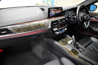 BMW 5シリーズ 530i Mｽﾎﾟｰﾂ 型式変更後モデル「JR20」ｾﾚｸﾄ&ﾊｲﾗｲﾝP ｻﾝﾙｰﾌ  全席ﾋｰﾀｰ付黒革 追従ACC HUD ﾊｰﾏﾝｶｰﾄﾞﾝ 4ｿﾞｰﾝAC 全面液晶ﾒｰﾀｰ LEDﾍｯﾄﾞﾗｲﾄ ﾀｯﾁﾊﾟﾈﾙHDDﾅﾋﾞ 全周囲ｶﾒﾗ3Dﾋﾞｭｰ Pｱｼｽﾄ 全面液晶ﾒｰﾀｰ 19AW Mﾊﾟﾌｫｰﾏﾝｽﾊﾟｰﾂ 電動ﾄﾗﾝｸ 2年保証