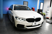 BMW 5シリーズ 530i Mｽﾎﾟｰﾂ 型式変更後モデル「JR20」ｾﾚｸﾄ&ﾊｲﾗｲﾝP ｻﾝﾙｰﾌ  全席ﾋｰﾀｰ付黒革 追従ACC HUD ﾊｰﾏﾝｶｰﾄﾞﾝ 4ｿﾞｰﾝAC 全面液晶ﾒｰﾀｰ LEDﾍｯﾄﾞﾗｲﾄ ﾀｯﾁﾊﾟﾈﾙHDDﾅﾋﾞ 全周囲ｶﾒﾗ3Dﾋﾞｭｰ Pｱｼｽﾄ 全面液晶ﾒｰﾀｰ 19AW Mﾊﾟﾌｫｰﾏﾝｽﾊﾟｰﾂ 電動ﾄﾗﾝｸ 2年保証