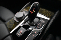 BMW 5シリーズ 530i Mｽﾎﾟｰﾂ 型式変更後モデル「JR20」ｾﾚｸﾄ&ﾊｲﾗｲﾝP ｻﾝﾙｰﾌ  全席ﾋｰﾀｰ付黒革 追従ACC HUD ﾊｰﾏﾝｶｰﾄﾞﾝ 4ｿﾞｰﾝAC 全面液晶ﾒｰﾀｰ LEDﾍｯﾄﾞﾗｲﾄ ﾀｯﾁﾊﾟﾈﾙHDDﾅﾋﾞ 全周囲ｶﾒﾗ3Dﾋﾞｭｰ Pｱｼｽﾄ 全面液晶ﾒｰﾀｰ 19AW Mﾊﾟﾌｫｰﾏﾝｽﾊﾟｰﾂ 電動ﾄﾗﾝｸ 2年保証