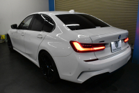 BMW 3シリーズ 320d Xﾄﾞﾗｲﾌﾞ Mｽﾎﾟｰﾂ ｴﾃﾞｨｼｮﾝｻﾝﾗｲｽﾞ 4WD 200台限定 ﾚｰｻﾞｰLEDﾗｲﾄ ﾋｰﾀｰ付黒革 追従ACC LCW 19AW 可変Mｻｽ Mﾘｱｽﾎﾟｲﾗｰ ﾗｲﾌﾞｺｯｸﾋﾟｯﾄﾀｯﾁﾊﾟﾈﾙﾅﾋﾞ ｱｯﾌﾟﾙｶｰﾌﾟﾚｲ ﾜｲﾔﾚｽ充電 2年保証