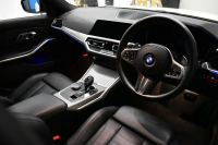 BMW 3シリーズ 320d Xﾄﾞﾗｲﾌﾞ Mｽﾎﾟｰﾂ ｴﾃﾞｨｼｮﾝｻﾝﾗｲｽﾞ 4WD 200台限定 ﾚｰｻﾞｰLEDﾗｲﾄ ﾋｰﾀｰ付黒革 追従ACC LCW 19AW 可変Mｻｽ Mﾘｱｽﾎﾟｲﾗｰ ﾗｲﾌﾞｺｯｸﾋﾟｯﾄﾀｯﾁﾊﾟﾈﾙﾅﾋﾞ ｱｯﾌﾟﾙｶｰﾌﾟﾚｲ ﾜｲﾔﾚｽ充電 2年保証