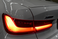 BMW 3シリーズ 320d Xﾄﾞﾗｲﾌﾞ Mｽﾎﾟｰﾂ ｴﾃﾞｨｼｮﾝｻﾝﾗｲｽﾞ 4WD 200台限定 ﾚｰｻﾞｰLEDﾗｲﾄ ﾋｰﾀｰ付黒革 追従ACC LCW 19AW 可変Mｻｽ Mﾘｱｽﾎﾟｲﾗｰ ﾗｲﾌﾞｺｯｸﾋﾟｯﾄﾀｯﾁﾊﾟﾈﾙﾅﾋﾞ ｱｯﾌﾟﾙｶｰﾌﾟﾚｲ ﾜｲﾔﾚｽ充電 2年保証