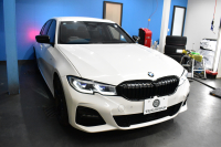 BMW 3シリーズ 320d Xﾄﾞﾗｲﾌﾞ Mｽﾎﾟｰﾂ ｴﾃﾞｨｼｮﾝｻﾝﾗｲｽﾞ 4WD 200台限定 ﾚｰｻﾞｰLEDﾗｲﾄ ﾋｰﾀｰ付黒革 追従ACC LCW 19AW 可変Mｻｽ Mﾘｱｽﾎﾟｲﾗｰ ﾗｲﾌﾞｺｯｸﾋﾟｯﾄﾀｯﾁﾊﾟﾈﾙﾅﾋﾞ ｱｯﾌﾟﾙｶｰﾌﾟﾚｲ ﾜｲﾔﾚｽ充電 2年保証