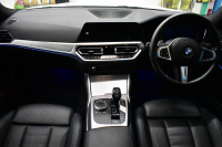 BMW 3シリーズ 320d Xﾄﾞﾗｲﾌﾞ Mｽﾎﾟｰﾂ ｴﾃﾞｨｼｮﾝｻﾝﾗｲｽﾞ 4WD 200台限定 ﾚｰｻﾞｰLEDﾗｲﾄ ﾋｰﾀｰ付黒革 追従ACC LCW 19AW 可変Mｻｽ Mﾘｱｽﾎﾟｲﾗｰ ﾗｲﾌﾞｺｯｸﾋﾟｯﾄﾀｯﾁﾊﾟﾈﾙﾅﾋﾞ ｱｯﾌﾟﾙｶｰﾌﾟﾚｲ ﾜｲﾔﾚｽ充電 2年保証