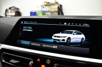 BMW 3シリーズ 320d Xﾄﾞﾗｲﾌﾞ Mｽﾎﾟｰﾂ ｴﾃﾞｨｼｮﾝｻﾝﾗｲｽﾞ 4WD 200台限定 ﾚｰｻﾞｰLEDﾗｲﾄ ﾋｰﾀｰ付黒革 追従ACC LCW 19AW 可変Mｻｽ Mﾘｱｽﾎﾟｲﾗｰ ﾗｲﾌﾞｺｯｸﾋﾟｯﾄﾀｯﾁﾊﾟﾈﾙﾅﾋﾞ ｱｯﾌﾟﾙｶｰﾌﾟﾚｲ ﾜｲﾔﾚｽ充電 2年保証