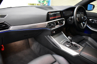 BMW 3シリーズ 320d Xﾄﾞﾗｲﾌﾞ Mｽﾎﾟｰﾂ ｴﾃﾞｨｼｮﾝｻﾝﾗｲｽﾞ 4WD 200台限定 ﾚｰｻﾞｰLEDﾗｲﾄ ﾋｰﾀｰ付黒革 追従ACC LCW 19AW 可変Mｻｽ Mﾘｱｽﾎﾟｲﾗｰ ﾗｲﾌﾞｺｯｸﾋﾟｯﾄﾀｯﾁﾊﾟﾈﾙﾅﾋﾞ ｱｯﾌﾟﾙｶｰﾌﾟﾚｲ ﾜｲﾔﾚｽ充電 2年保証