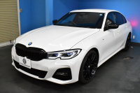 BMW 3シリーズ 320d Xﾄﾞﾗｲﾌﾞ Mｽﾎﾟｰﾂ ｴﾃﾞｨｼｮﾝｻﾝﾗｲｽﾞ 4WD 200台限定 ﾚｰｻﾞｰLEDﾗｲﾄ ﾋｰﾀｰ付黒革 追従ACC LCW 19AW 可変Mｻｽ Mﾘｱｽﾎﾟｲﾗｰ ﾗｲﾌﾞｺｯｸﾋﾟｯﾄﾀｯﾁﾊﾟﾈﾙﾅﾋﾞ ｱｯﾌﾟﾙｶｰﾌﾟﾚｲ ﾜｲﾔﾚｽ充電 2年保証