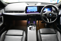 BMW X1 Xﾄﾞﾗｲﾌﾞ20d Mｽﾎﾟｰﾂ ﾏｲﾙﾄﾞﾊｲﾌﾞﾘｯﾄﾞ 7速DCT 4WD 1ｵｰﾅｰ ﾊｲﾗｲﾝ&ﾃｸﾉﾛｼﾞｰP ﾋｰﾀｰ付電動黒革ｱｸﾃｨﾌﾞｼｰﾄ(運転席:ﾏｯｻｰｼﾞ&ﾗﾝﾊﾞｰ) ｶｰﾌﾞﾄﾞﾃﾞｨｽﾌﾟﾚｲ ﾗｲﾌﾞｺｯｸﾋﾟｯﾄ ﾊｰﾏﾝｶｰﾄﾞﾝ ｽﾃｱﾘﾝｸﾞﾋｰﾀｰ ACC HUD 可変Mｻｽ 18AW 2年保証