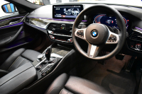 BMW 5シリーズ 530i ﾂｰﾘﾝｸﾞ Mｽﾎﾟｰﾂ LCI後期 ｾﾚｸﾄP ﾊﾟﾉﾗﾏｻﾝﾙｰﾌ 全席ﾋ-ﾀ-付ﾌﾞﾗｯｸﾚｻﾞｰ ﾊｰﾏﾝｶｰﾄﾞﾝ 新ﾃﾞｻﾞｲﾝLEDﾍｯﾄﾞﾗｲﾄ ACC HUD LCW 可変ｻｽﾍﾟﾝｼｮﾝ 19AW Mｽﾎﾟｰﾂﾌﾞﾚｰｷ ﾗｲﾌﾞｺｸﾋﾟｯﾄ ﾌﾙｾｸﾞ全周囲ｶﾒﾗ 電動Rｹﾞｰﾄ ｽﾏｰﾄｷｰ 2年保証