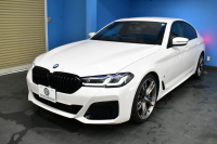 BMW 5シリーズ M550i xdrive Mｽﾎﾟｰﾂ V型8気筒 530馬力 LCI後期 1ｵｰﾅｰ 4WD 全席ﾋｰﾀｰ付茶革 ﾚｰｻﾞｰLED Mﾊｲｸﾞﾛｽ･ｴｸｽﾃﾘｱ 可変Mｻｽ Mｽﾎﾟｰﾂﾌﾞﾚｰｷ&ﾃﾞﾌ ﾗｲﾌﾞｺｸﾋﾟｯﾄ ACC HUD ﾊｰﾏﾝｶｰﾄﾞﾝ 4ｿﾞｰﾝAC 電動ﾄﾗﾝｸ 全周囲ｶﾒﾗ ﾌﾙｾｸﾞ 20AW 2年保証