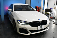BMW 5シリーズ M550i xdrive Mｽﾎﾟｰﾂ V型8気筒 530馬力 LCI後期 1ｵｰﾅｰ 4WD 全席ﾋｰﾀｰ付茶革 ﾚｰｻﾞｰLED Mﾊｲｸﾞﾛｽ･ｴｸｽﾃﾘｱ 可変Mｻｽ Mｽﾎﾟｰﾂﾌﾞﾚｰｷ&ﾃﾞﾌ ﾗｲﾌﾞｺｸﾋﾟｯﾄ ACC HUD ﾊｰﾏﾝｶｰﾄﾞﾝ 4ｿﾞｰﾝAC 電動ﾄﾗﾝｸ 全周囲ｶﾒﾗ ﾌﾙｾｸﾞ 20AW 2年保証