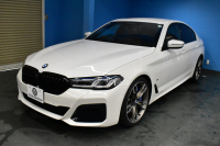 BMW 5シリーズ M550i xdrive Mｽﾎﾟｰﾂ V型8気筒 530馬力 LCI後期 1ｵｰﾅｰ 4WD 全席ﾋｰﾀｰ付茶革 ﾚｰｻﾞｰLED Mﾊｲｸﾞﾛｽ･ｴｸｽﾃﾘｱ 可変Mｻｽ Mｽﾎﾟｰﾂﾌﾞﾚｰｷ&ﾃﾞﾌ ﾗｲﾌﾞｺｸﾋﾟｯﾄ ACC HUD ﾊｰﾏﾝｶｰﾄﾞﾝ 4ｿﾞｰﾝAC 電動ﾄﾗﾝｸ 全周囲ｶﾒﾗ ﾌﾙｾｸﾞ 20AW 2年保証