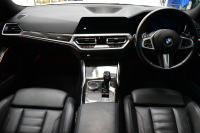 BMW 3シリーズ 320i Mｽﾎﾟｰﾂ ﾃﾞﾋﾞｭｰ&ｺﾝﾌｫｰﾄP ﾋｰﾀｰ付黒革 社外ﾌﾙｾｸﾞ 追従ACC  HUD  LCW 19AW 衝突軽減B 車線逸脱&歩行者警告 ﾗｲﾌﾞｺｯｸﾋﾟｯﾄ ｱｯﾌﾟﾙｶｰﾌﾟﾚｲ Bｶﾒﾗ 電動ﾄﾗﾝｸ ﾜｲﾔﾚｽ充電  ｳｯﾄﾞｲﾝﾃﾘｱ 2年保証