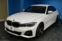 BMW 3シリーズ 320i Mｽﾎﾟｰﾂ ﾃﾞﾋﾞｭｰ&ｺﾝﾌｫｰﾄP ﾋｰﾀｰ付黒革 社外ﾌﾙｾｸﾞ 追従ACC  HUD  LCW 19AW 衝突軽減B 車線逸脱&歩行者警告 ﾗｲﾌﾞｺｯｸﾋﾟｯﾄ ｱｯﾌﾟﾙｶｰﾌﾟﾚｲ Bｶﾒﾗ 電動ﾄﾗﾝｸ ﾜｲﾔﾚｽ充電  ｳｯﾄﾞｲﾝﾃﾘｱ 2年保証