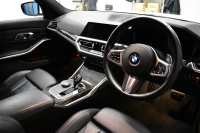 BMW 3シリーズ 320i Mｽﾎﾟｰﾂ ﾃﾞﾋﾞｭｰ&ｺﾝﾌｫｰﾄP ﾋｰﾀｰ付黒革 社外ﾌﾙｾｸﾞ 追従ACC  HUD  LCW 19AW 衝突軽減B 車線逸脱&歩行者警告 ﾗｲﾌﾞｺｯｸﾋﾟｯﾄ ｱｯﾌﾟﾙｶｰﾌﾟﾚｲ Bｶﾒﾗ 電動ﾄﾗﾝｸ ﾜｲﾔﾚｽ充電  ｳｯﾄﾞｲﾝﾃﾘｱ 2年保証