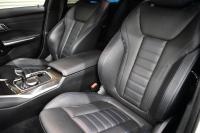 BMW 3シリーズ 320i Mｽﾎﾟｰﾂ ﾃﾞﾋﾞｭｰ&ｺﾝﾌｫｰﾄP ﾋｰﾀｰ付黒革 社外ﾌﾙｾｸﾞ 追従ACC  HUD  LCW 19AW 衝突軽減B 車線逸脱&歩行者警告 ﾗｲﾌﾞｺｯｸﾋﾟｯﾄ ｱｯﾌﾟﾙｶｰﾌﾟﾚｲ Bｶﾒﾗ 電動ﾄﾗﾝｸ ﾜｲﾔﾚｽ充電  ｳｯﾄﾞｲﾝﾃﾘｱ 2年保証