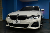 BMW 3シリーズ 320i Mｽﾎﾟｰﾂ ﾃﾞﾋﾞｭｰ&ｺﾝﾌｫｰﾄP ﾋｰﾀｰ付黒革 社外ﾌﾙｾｸﾞ 追従ACC  HUD  LCW 19AW 衝突軽減B 車線逸脱&歩行者警告 ﾗｲﾌﾞｺｯｸﾋﾟｯﾄ ｱｯﾌﾟﾙｶｰﾌﾟﾚｲ Bｶﾒﾗ 電動ﾄﾗﾝｸ ﾜｲﾔﾚｽ充電  ｳｯﾄﾞｲﾝﾃﾘｱ 2年保証