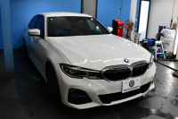 BMW 3シリーズ 320i Mｽﾎﾟｰﾂ ﾃﾞﾋﾞｭｰ&ｺﾝﾌｫｰﾄP ﾋｰﾀｰ付黒革 社外ﾌﾙｾｸﾞ 追従ACC  HUD  LCW 19AW 衝突軽減B 車線逸脱&歩行者警告 ﾗｲﾌﾞｺｯｸﾋﾟｯﾄ ｱｯﾌﾟﾙｶｰﾌﾟﾚｲ Bｶﾒﾗ 電動ﾄﾗﾝｸ ﾜｲﾔﾚｽ充電  ｳｯﾄﾞｲﾝﾃﾘｱ 2年保証