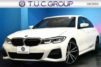 BMW 3シリーズ 320i Mｽﾎﾟｰﾂ ﾃﾞﾋﾞｭｰ&ｺﾝﾌｫｰﾄP ﾋｰﾀｰ付黒革 社外ﾌﾙｾｸﾞ 追従ACC  HUD  LCW 19AW 衝突軽減B 車線逸脱&歩行者警告 ﾗｲﾌﾞｺｯｸﾋﾟｯﾄ ｱｯﾌﾟﾙｶｰﾌﾟﾚｲ Bｶﾒﾗ 電動ﾄﾗﾝｸ ﾜｲﾔﾚｽ充電  ｳｯﾄﾞｲﾝﾃﾘｱ 2年保証