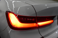 BMW 3シリーズ 320i Mｽﾎﾟｰﾂ ﾃﾞﾋﾞｭｰ&ｺﾝﾌｫｰﾄP ﾋｰﾀｰ付黒革 社外ﾌﾙｾｸﾞ 追従ACC  HUD  LCW 19AW 衝突軽減B 車線逸脱&歩行者警告 ﾗｲﾌﾞｺｯｸﾋﾟｯﾄ ｱｯﾌﾟﾙｶｰﾌﾟﾚｲ Bｶﾒﾗ 電動ﾄﾗﾝｸ ﾜｲﾔﾚｽ充電  ｳｯﾄﾞｲﾝﾃﾘｱ 2年保証