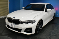 BMW 3シリーズ 320i Mｽﾎﾟｰﾂ ﾃﾞﾋﾞｭｰ&ｺﾝﾌｫｰﾄP ﾋｰﾀｰ付黒革 社外ﾌﾙｾｸﾞ 追従ACC  HUD  LCW 19AW 衝突軽減B 車線逸脱&歩行者警告 ﾗｲﾌﾞｺｯｸﾋﾟｯﾄ ｱｯﾌﾟﾙｶｰﾌﾟﾚｲ Bｶﾒﾗ 電動ﾄﾗﾝｸ ﾜｲﾔﾚｽ充電  ｳｯﾄﾞｲﾝﾃﾘｱ 2年保証