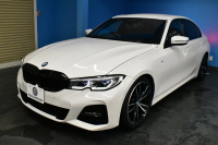 BMW 3シリーズ 320d Xﾄﾞﾗｲﾌﾞ Mｽﾎﾟｰﾂ 4WD ｲﾉﾍﾞｰｼｮﾝ&ﾊｲﾗｲﾝP ﾚｰｻﾞｰLED HUD BEWITH製ｽﾋﾟｰｶｰ 3Dﾃﾞｻﾞｲﾝ製ﾀﾞｳﾝｻｽ  ﾋｰﾀｰ付黒革 Pｱｼｽﾄ＋ 全周囲ｶﾒﾗ  ﾌﾙｾｸﾞ ACC 19AW  ﾗｲﾌﾞｺｯｸﾋﾟｯﾄ ｼﾞｪｽﾁｬｰC付ﾀｯﾁﾊﾟﾈﾙﾅﾋﾞ ｱｯﾌﾟﾙｶｰﾌﾟﾚｲ 2年保証