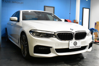 BMW 5シリーズ 530i Mｽﾎﾟｰﾂ 型式変更後ﾓﾃﾞﾙ「JR20」高出力ﾓﾃﾞﾙ ﾊｲﾗｲﾝP 全席ﾋｰﾀｰ付黒革 M550i用20AW 追従ACC HUD ｻﾃﾝｱﾙﾐﾓｰﾙ ｱﾀﾞﾌﾟﾃｨﾌﾞLEDﾗｲﾄ Mｽﾎﾟｰﾂﾌﾞﾚｰｷ ﾀｯﾁﾊﾟﾈﾙHDDﾅﾋﾞ 全周囲ｶﾒﾗ3Dﾋﾞｭｰ Pｱｼｽﾄ 電動ﾄﾗﾝｸ 2年保証