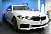 BMW 5シリーズ 530i Mｽﾎﾟｰﾂ 型式変更後ﾓﾃﾞﾙ「JR20」高出力ﾓﾃﾞﾙ ﾊｲﾗｲﾝP 全席ﾋｰﾀｰ付黒革 M550i用20AW 追従ACC HUD ｻﾃﾝｱﾙﾐﾓｰﾙ ｱﾀﾞﾌﾟﾃｨﾌﾞLEDﾗｲﾄ Mｽﾎﾟｰﾂﾌﾞﾚｰｷ ﾀｯﾁﾊﾟﾈﾙHDDﾅﾋﾞ 全周囲ｶﾒﾗ3Dﾋﾞｭｰ Pｱｼｽﾄ 電動ﾄﾗﾝｸ 2年保証