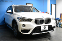 BMW X1 Xﾄﾞﾗｲﾌﾞ18d xﾗｲﾝ 中期ﾓﾃﾞﾙ 4WD 有償ｶﾗｰ｢ﾐﾈﾗﾙﾎﾜｲﾄ･ﾊﾟｰﾙ｣ ﾋｰﾀｰ付茶革 ﾊﾟﾉﾗﾏｻﾝR ｺﾝﾌｫｰﾄ&ﾊｲﾗｲﾝP 追従ACC HUD 18AW NEWﾃﾞｻﾞｲﾝﾒｰﾀｰ LEDﾍｯﾄﾞﾗｲﾄ ﾀｯﾁﾊﾟﾈﾙHDDﾅﾋﾞBｶﾒﾗ 前後PDC  衝突軽減B 電動Rｹﾞｰﾄ ｽﾏｰﾄｷｰ 2年保証