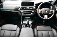 BMW X3 Xﾄﾞﾗｲﾌﾞ20d Mｽﾎﾟｰﾂ ｾﾚｸﾄ&ﾊｲﾗｲﾝP ﾊﾟﾉﾗﾏｻﾝR 型式変更後ﾓﾃﾞﾙ（UZ20） ﾗｲﾌﾞｺｯｸﾋﾟｯﾄ  20AW 前席ﾍﾞﾝﾁﾚｰｼｮﾝ LEDﾍｯﾄﾞﾗｲﾄ 追従ACC HUD 全席ﾋｰﾀｰ付黒革 ﾊｰﾏﾝｶｰﾄﾞﾝ ﾀｯﾁﾊﾟﾈﾙﾅﾋﾞﾌﾙｾｸﾞ全周囲ｶﾒﾗ3Dﾋﾞｭｰ ﾜｲﾔﾚｽ充電 1ｵｰﾅｰ  2年保証