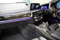 BMW 5シリーズ 530iﾂｰﾘﾝｸﾞ Mｽﾎﾟｰﾂ 型式変更後(JT20) ｾﾚｸﾄP 全面液晶ﾒｰﾀｰ ﾊﾟﾉﾗﾏｻﾝﾙｰﾌ ﾊｰﾏﾝｶｰﾄﾞﾝ LEDﾍｯﾄﾞﾗｲﾄ 全席ﾋｰﾀｰ付黒革 追従ACC HUD ﾀｯﾁﾊﾟﾈﾙHDDﾅﾋﾞ 全周囲ｶﾒﾗ3Dﾋﾞｭｰ Pｱｼｽﾄ 車線変更&逸脱&歩行者警告 衝突軽減B 19AW 電動Rｹﾞｰﾄ 社外ﾜｲﾔﾚｽ充電 2年保証