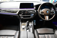 BMW 5シリーズ 530iﾂｰﾘﾝｸﾞ Mｽﾎﾟｰﾂ 型式変更後(JT20) ｾﾚｸﾄP 全面液晶ﾒｰﾀｰ ﾊﾟﾉﾗﾏｻﾝﾙｰﾌ ﾊｰﾏﾝｶｰﾄﾞﾝ LEDﾍｯﾄﾞﾗｲﾄ 全席ﾋｰﾀｰ付黒革 追従ACC HUD ﾀｯﾁﾊﾟﾈﾙHDDﾅﾋﾞ 全周囲ｶﾒﾗ3Dﾋﾞｭｰ Pｱｼｽﾄ 車線変更&逸脱&歩行者警告 衝突軽減B 19AW 電動Rｹﾞｰﾄ 社外ﾜｲﾔﾚｽ充電 2年保証
