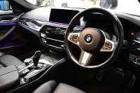 BMW 5シリーズ 530iﾂｰﾘﾝｸﾞ Mｽﾎﾟｰﾂ 型式変更後(JT20) ｾﾚｸﾄP 全面液晶ﾒｰﾀｰ ﾊﾟﾉﾗﾏｻﾝﾙｰﾌ ﾊｰﾏﾝｶｰﾄﾞﾝ LEDﾍｯﾄﾞﾗｲﾄ 全席ﾋｰﾀｰ付黒革 追従ACC HUD ﾀｯﾁﾊﾟﾈﾙHDDﾅﾋﾞ 全周囲ｶﾒﾗ3Dﾋﾞｭｰ Pｱｼｽﾄ 車線変更&逸脱&歩行者警告 衝突軽減B 19AW 電動Rｹﾞｰﾄ 社外ﾜｲﾔﾚｽ充電 2年保証