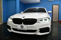 BMW 5シリーズ 530iﾂｰﾘﾝｸﾞ Mｽﾎﾟｰﾂ 型式変更後(JT20) ｾﾚｸﾄP 全面液晶ﾒｰﾀｰ ﾊﾟﾉﾗﾏｻﾝﾙｰﾌ ﾊｰﾏﾝｶｰﾄﾞﾝ LEDﾍｯﾄﾞﾗｲﾄ 全席ﾋｰﾀｰ付黒革 追従ACC HUD ﾀｯﾁﾊﾟﾈﾙHDDﾅﾋﾞ 全周囲ｶﾒﾗ3Dﾋﾞｭｰ Pｱｼｽﾄ 車線変更&逸脱&歩行者警告 衝突軽減B 19AW 電動Rｹﾞｰﾄ 社外ﾜｲﾔﾚｽ充電 2年保証