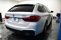 BMW 5シリーズ 530iﾂｰﾘﾝｸﾞ Mｽﾎﾟｰﾂ 型式変更後(JT20) ｾﾚｸﾄP 全面液晶ﾒｰﾀｰ ﾊﾟﾉﾗﾏｻﾝﾙｰﾌ ﾊｰﾏﾝｶｰﾄﾞﾝ LEDﾍｯﾄﾞﾗｲﾄ 全席ﾋｰﾀｰ付黒革 追従ACC HUD ﾀｯﾁﾊﾟﾈﾙHDDﾅﾋﾞ 全周囲ｶﾒﾗ3Dﾋﾞｭｰ Pｱｼｽﾄ 車線変更&逸脱&歩行者警告 衝突軽減B 19AW 電動Rｹﾞｰﾄ 社外ﾜｲﾔﾚｽ充電 2年保証
