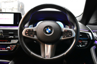 BMW 5シリーズ 530iﾂｰﾘﾝｸﾞ Mｽﾎﾟｰﾂ 型式変更後(JT20) ｾﾚｸﾄP 全面液晶ﾒｰﾀｰ ﾊﾟﾉﾗﾏｻﾝﾙｰﾌ ﾊｰﾏﾝｶｰﾄﾞﾝ LEDﾍｯﾄﾞﾗｲﾄ 全席ﾋｰﾀｰ付黒革 追従ACC HUD ﾀｯﾁﾊﾟﾈﾙHDDﾅﾋﾞ 全周囲ｶﾒﾗ3Dﾋﾞｭｰ Pｱｼｽﾄ 車線変更&逸脱&歩行者警告 衝突軽減B 19AW 電動Rｹﾞｰﾄ 社外ﾜｲﾔﾚｽ充電 2年保証