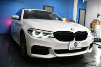 BMW 5シリーズ 530iﾂｰﾘﾝｸﾞ Mｽﾎﾟｰﾂ 型式変更後(JT20) ｾﾚｸﾄP 全面液晶ﾒｰﾀｰ ﾊﾟﾉﾗﾏｻﾝﾙｰﾌ ﾊｰﾏﾝｶｰﾄﾞﾝ LEDﾍｯﾄﾞﾗｲﾄ 全席ﾋｰﾀｰ付黒革 追従ACC HUD ﾀｯﾁﾊﾟﾈﾙHDDﾅﾋﾞ 全周囲ｶﾒﾗ3Dﾋﾞｭｰ Pｱｼｽﾄ 車線変更&逸脱&歩行者警告 衝突軽減B 19AW 電動Rｹﾞｰﾄ 社外ﾜｲﾔﾚｽ充電 2年保証