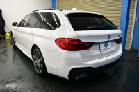 BMW 5シリーズ 530iﾂｰﾘﾝｸﾞ Mｽﾎﾟｰﾂ 型式変更後(JT20) ｾﾚｸﾄP 全面液晶ﾒｰﾀｰ ﾊﾟﾉﾗﾏｻﾝﾙｰﾌ ﾊｰﾏﾝｶｰﾄﾞﾝ LEDﾍｯﾄﾞﾗｲﾄ 全席ﾋｰﾀｰ付黒革 追従ACC HUD ﾀｯﾁﾊﾟﾈﾙHDDﾅﾋﾞ 全周囲ｶﾒﾗ3Dﾋﾞｭｰ Pｱｼｽﾄ 車線変更&逸脱&歩行者警告 衝突軽減B 19AW 電動Rｹﾞｰﾄ 社外ﾜｲﾔﾚｽ充電 2年保証