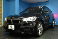 BMW X1 Xdrive25i  Mｽﾎﾟｰﾂ 中期 4WD 高出力 希少ｶﾞｿﾘﾝｴﾝｼﾞﾝ  ｺﾝﾌｫｰﾄP 追従ACC ﾋｰﾀｰ付電動ﾌﾞﾗｯｸﾚｻﾞｰ LEDﾍｯﾄﾞﾗｲﾄ ﾀｯﾁﾊﾟﾈﾙHDDﾅﾋﾞBｶﾒﾗ Pｱｼｽﾄ 衝突軽減B 車線逸脱&歩行者警告 電動Rｹﾞｰﾄ 18AW 2年保証