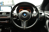 BMW X1 Xdrive25i  Mｽﾎﾟｰﾂ 中期 4WD 高出力 希少ｶﾞｿﾘﾝｴﾝｼﾞﾝ  ｺﾝﾌｫｰﾄP 追従ACC ﾋｰﾀｰ付電動ﾌﾞﾗｯｸﾚｻﾞｰ LEDﾍｯﾄﾞﾗｲﾄ ﾀｯﾁﾊﾟﾈﾙHDDﾅﾋﾞBｶﾒﾗ Pｱｼｽﾄ 衝突軽減B 車線逸脱&歩行者警告 電動Rｹﾞｰﾄ 18AW 2年保証