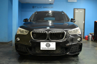 BMW X1 Xdrive25i  Mｽﾎﾟｰﾂ 中期 4WD 高出力 希少ｶﾞｿﾘﾝｴﾝｼﾞﾝ  ｺﾝﾌｫｰﾄP 追従ACC ﾋｰﾀｰ付電動ﾌﾞﾗｯｸﾚｻﾞｰ LEDﾍｯﾄﾞﾗｲﾄ ﾀｯﾁﾊﾟﾈﾙHDDﾅﾋﾞBｶﾒﾗ Pｱｼｽﾄ 衝突軽減B 車線逸脱&歩行者警告 電動Rｹﾞｰﾄ 18AW 2年保証