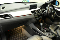BMW X1 Xdrive25i  Mｽﾎﾟｰﾂ 中期 4WD 高出力 希少ｶﾞｿﾘﾝｴﾝｼﾞﾝ  ｺﾝﾌｫｰﾄP 追従ACC ﾋｰﾀｰ付電動ﾌﾞﾗｯｸﾚｻﾞｰ LEDﾍｯﾄﾞﾗｲﾄ ﾀｯﾁﾊﾟﾈﾙHDDﾅﾋﾞBｶﾒﾗ Pｱｼｽﾄ 衝突軽減B 車線逸脱&歩行者警告 電動Rｹﾞｰﾄ 18AW 2年保証