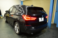 BMW X1 Xdrive25i  Mｽﾎﾟｰﾂ 中期 4WD 高出力 希少ｶﾞｿﾘﾝｴﾝｼﾞﾝ  ｺﾝﾌｫｰﾄP 追従ACC ﾋｰﾀｰ付電動ﾌﾞﾗｯｸﾚｻﾞｰ LEDﾍｯﾄﾞﾗｲﾄ ﾀｯﾁﾊﾟﾈﾙHDDﾅﾋﾞBｶﾒﾗ Pｱｼｽﾄ 衝突軽減B 車線逸脱&歩行者警告 電動Rｹﾞｰﾄ 18AW 2年保証